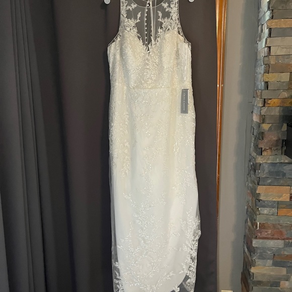 Wedding dress only tried on once - Picture 5 of 6